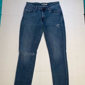 Mid rise skinny Levi jeans!!